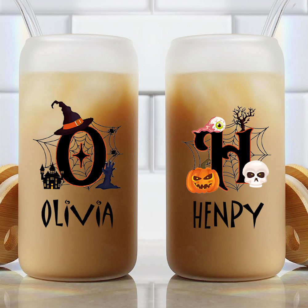 Coffee Equipment Names - カスタムハロウィンネームグラスカップ、竹製蓋付き、魔女の帽子とカボチャのデザイン、フロスト加工のアイスコーヒータンブラー、パーソナライズされた秋のホリデーグッズ。